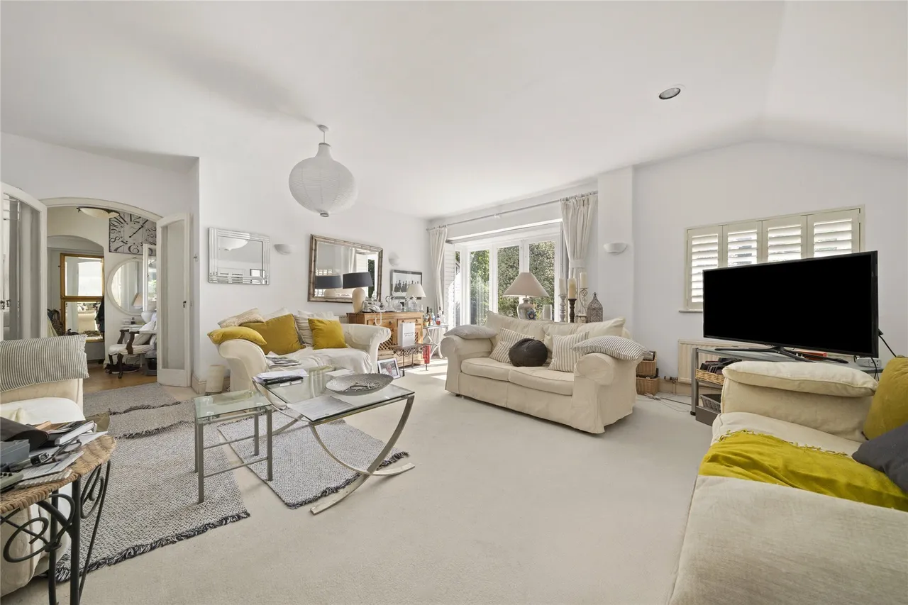 St. Georges Avenue, Weybridge, KT13, photo 5