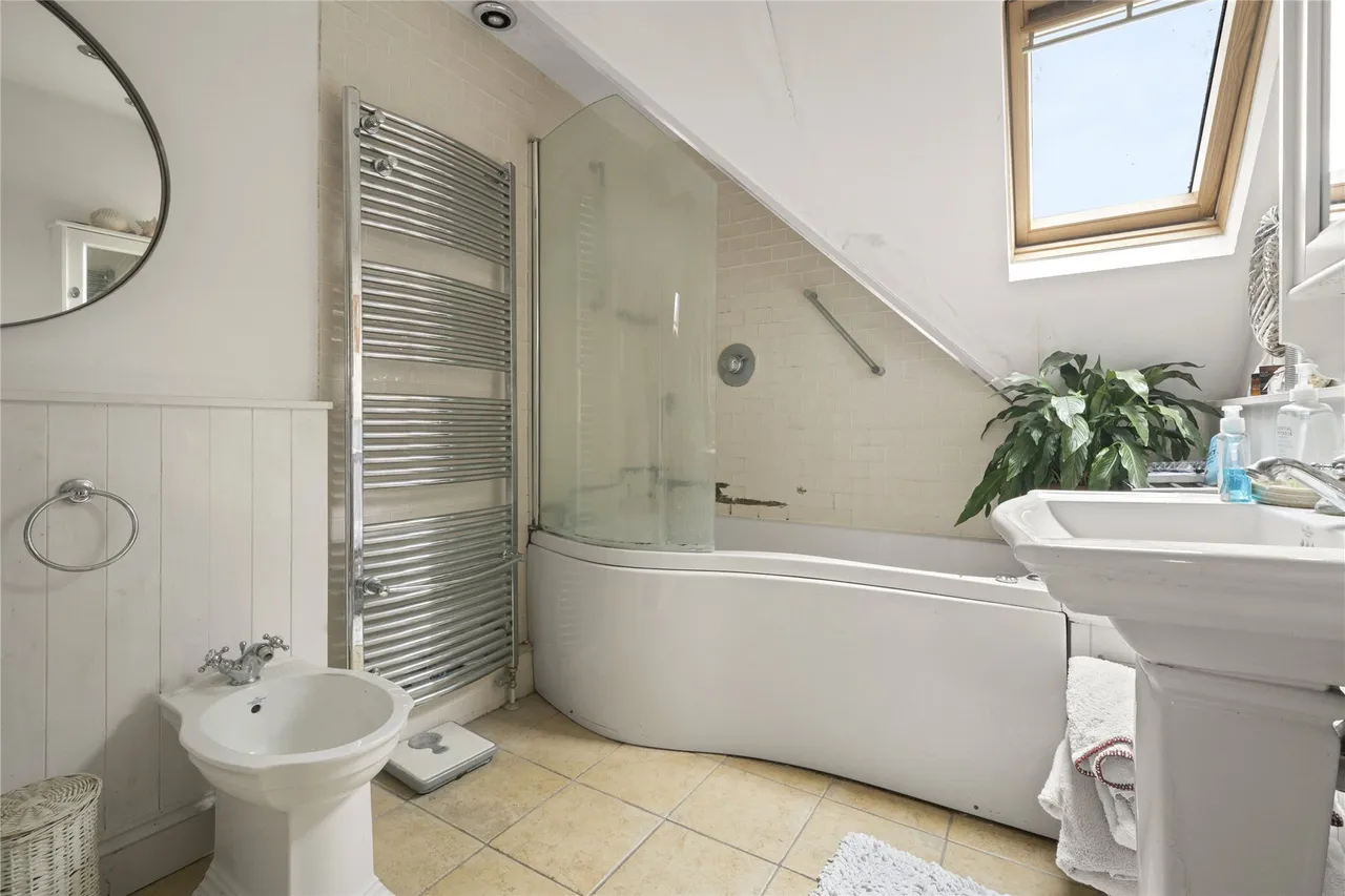 St. Georges Avenue, Weybridge, KT13, photo 12