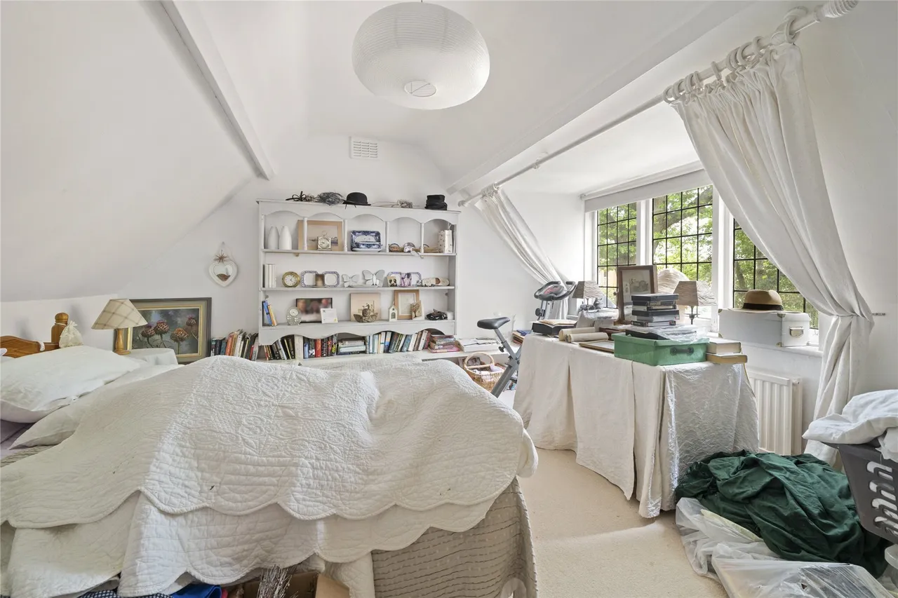 St. Georges Avenue, Weybridge, KT13, photo 13