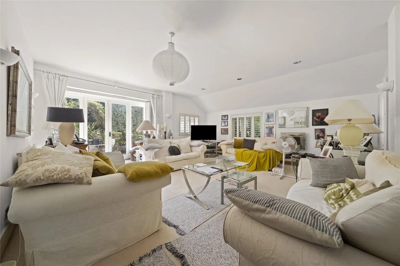 St. Georges Avenue, Weybridge, KT13, photo 6