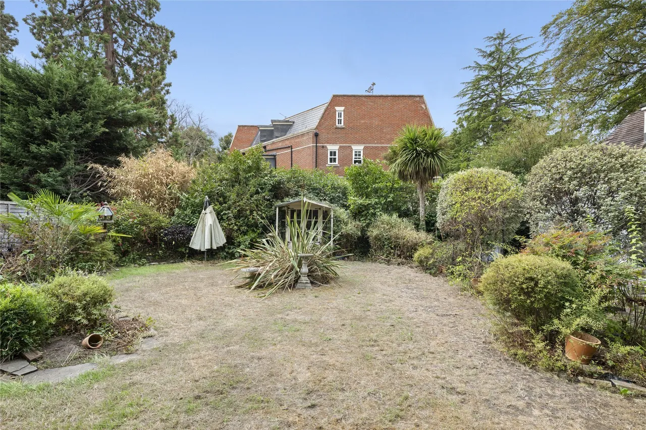 St. Georges Avenue, Weybridge, KT13, photo 15