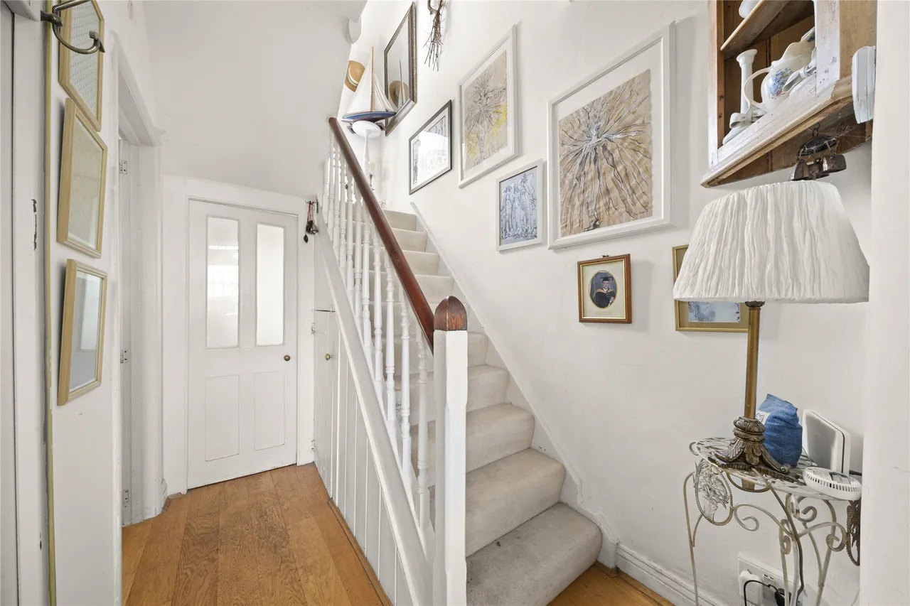 St. Georges Avenue, Weybridge, KT13, photo 3