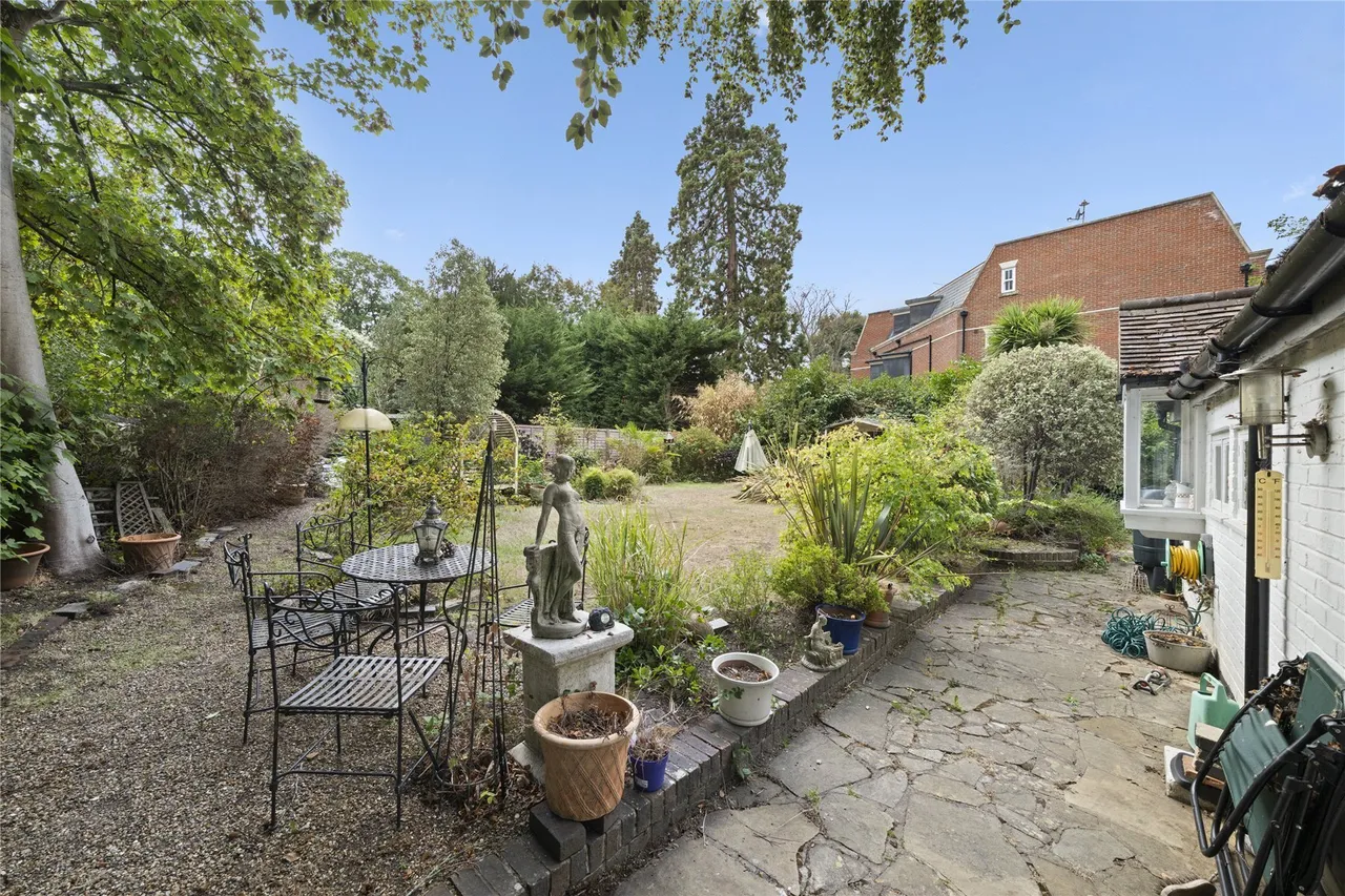 St. Georges Avenue, Weybridge, KT13, photo 14