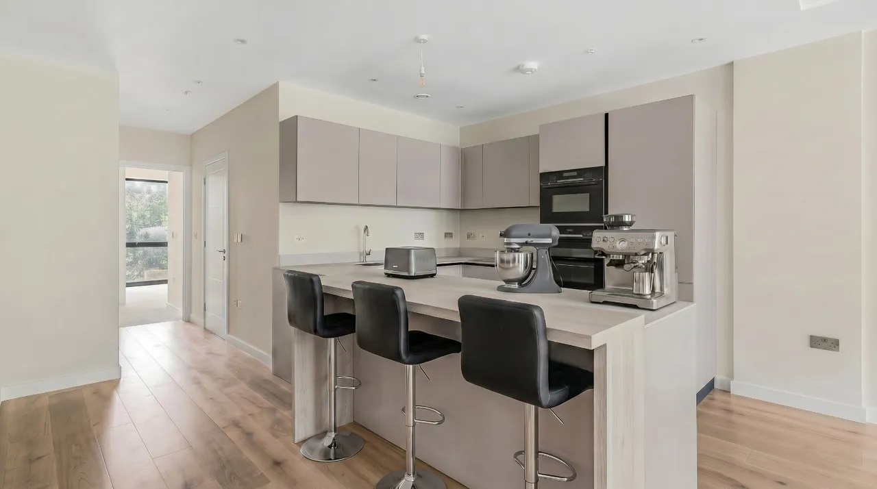 Warwick Road, London, W5, photo 2