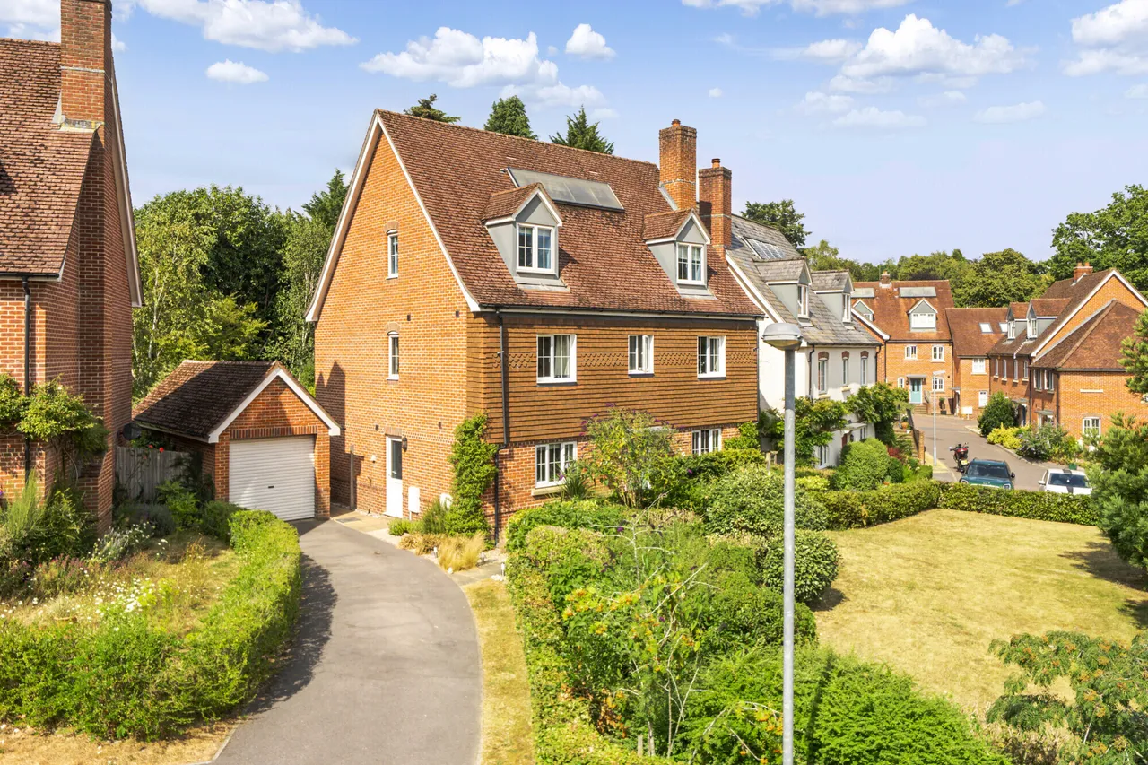 5 bed house for sale — Meadowlands Drive, Haslemere, GU27