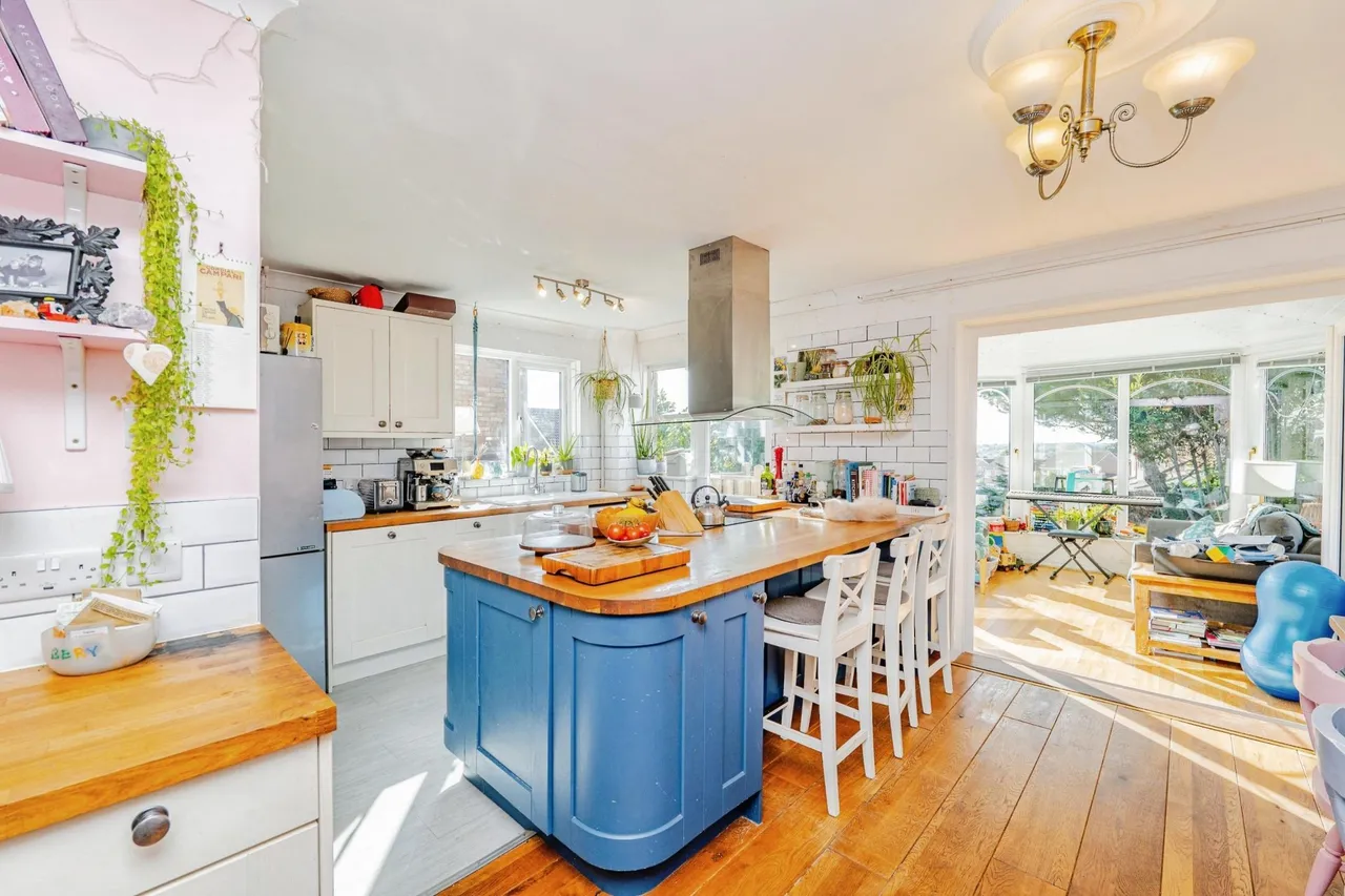 Lynton Close, Penarth, CF64, photo 2