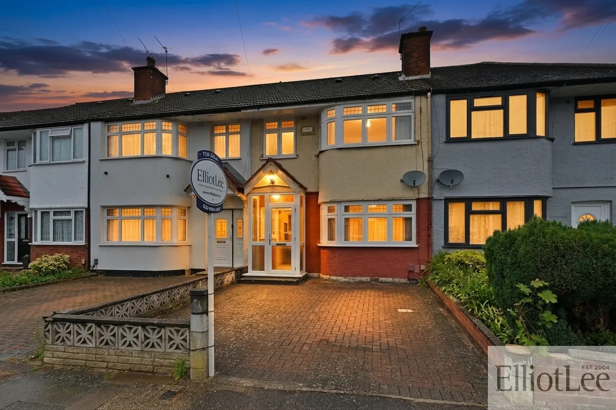 3 bed house for sale — Leamington Crescent, Harrow, HA2