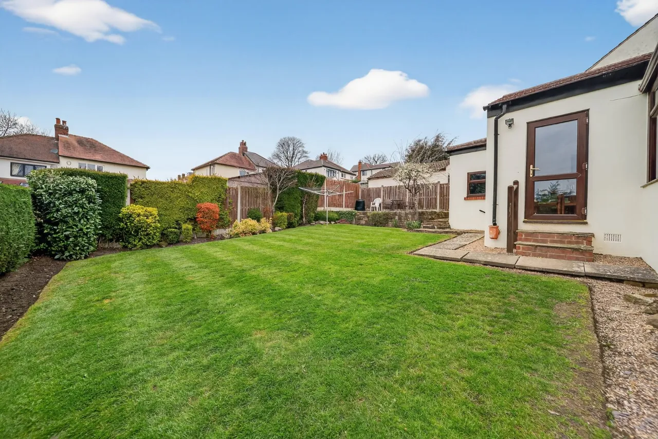 Layton Mount, Rawdon, LS19, photo 16