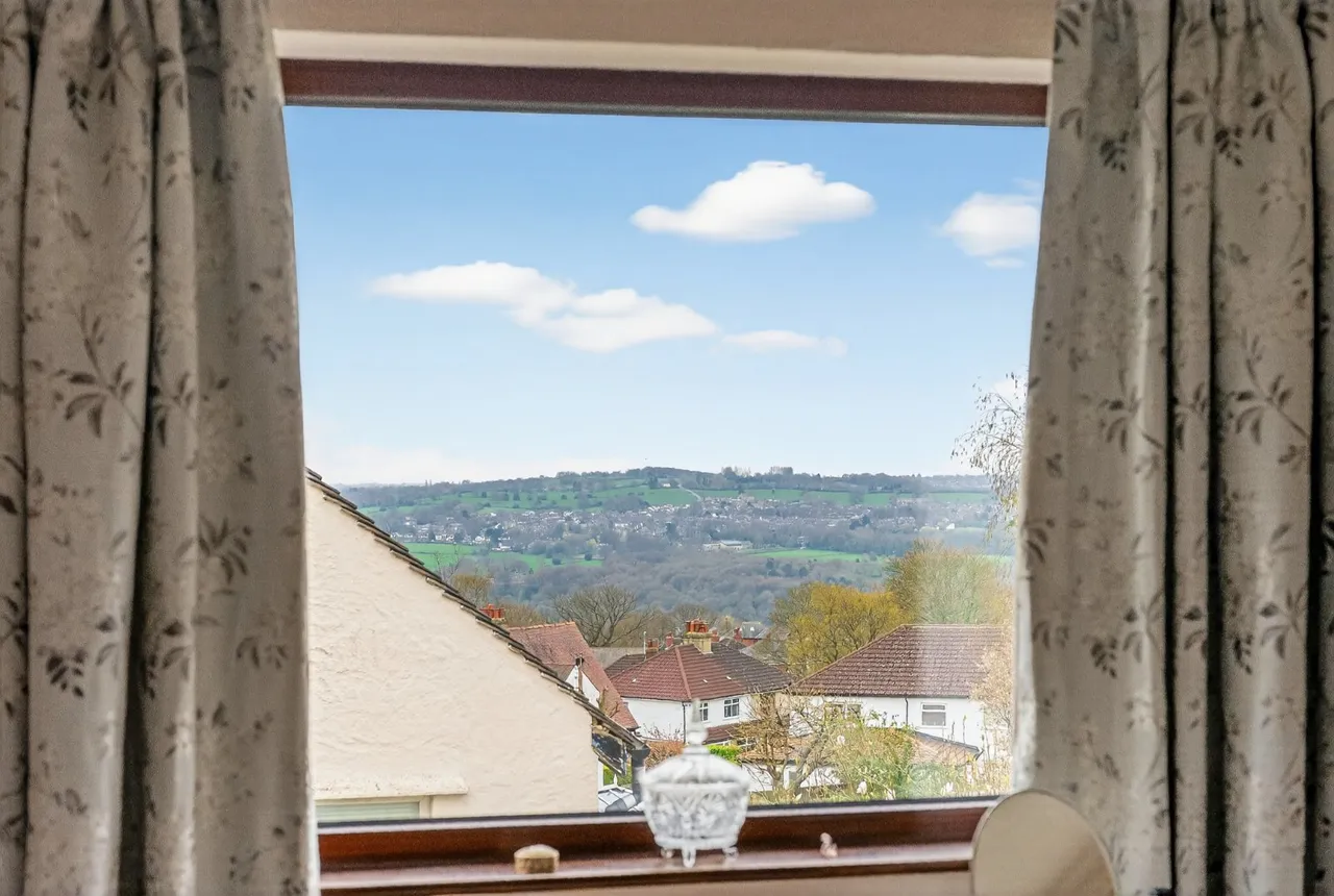 Layton Mount, Rawdon, LS19, photo 11