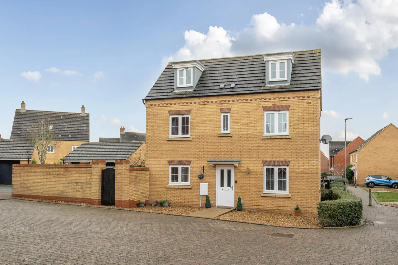4 bed property for sale — Ashmead Road, Bedford
