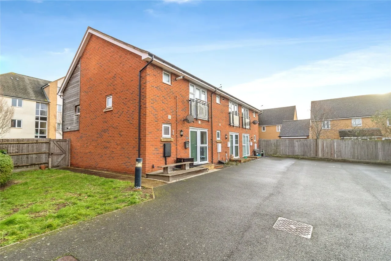 Warwick Avenue, Broughton, MK10, photo 2