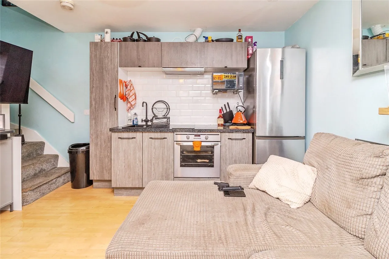 Warwick Avenue, Broughton, MK10, photo 3