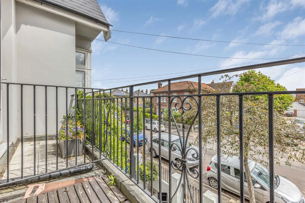 4 bed flat to rent, Leinster Avenue, Sheen, SW14