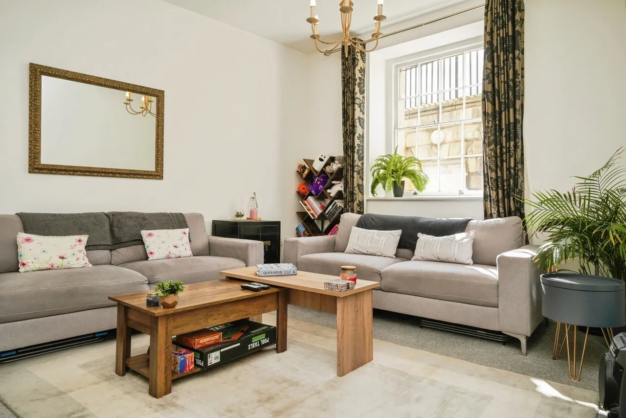 The Crescent, GLOUCESTER, Gloucestershire, GL1, photo 6