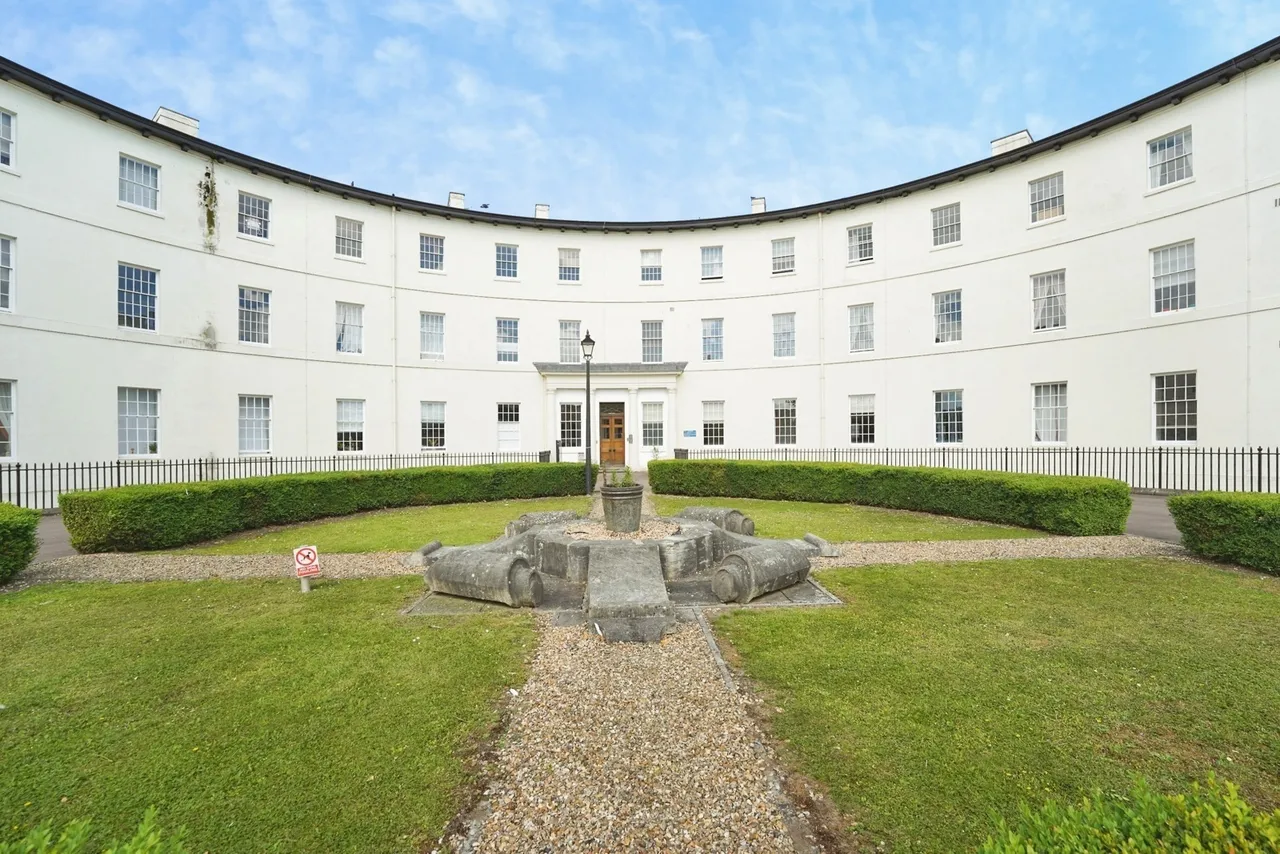 3 bed flat for sale — The Crescent, GLOUCESTER, Gloucestershire, GL1