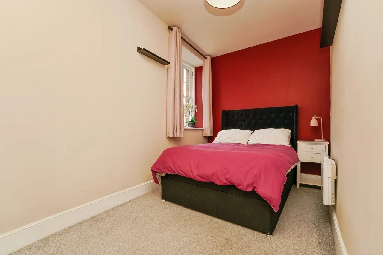 The Crescent, GLOUCESTER, Gloucestershire, GL1, photo 8