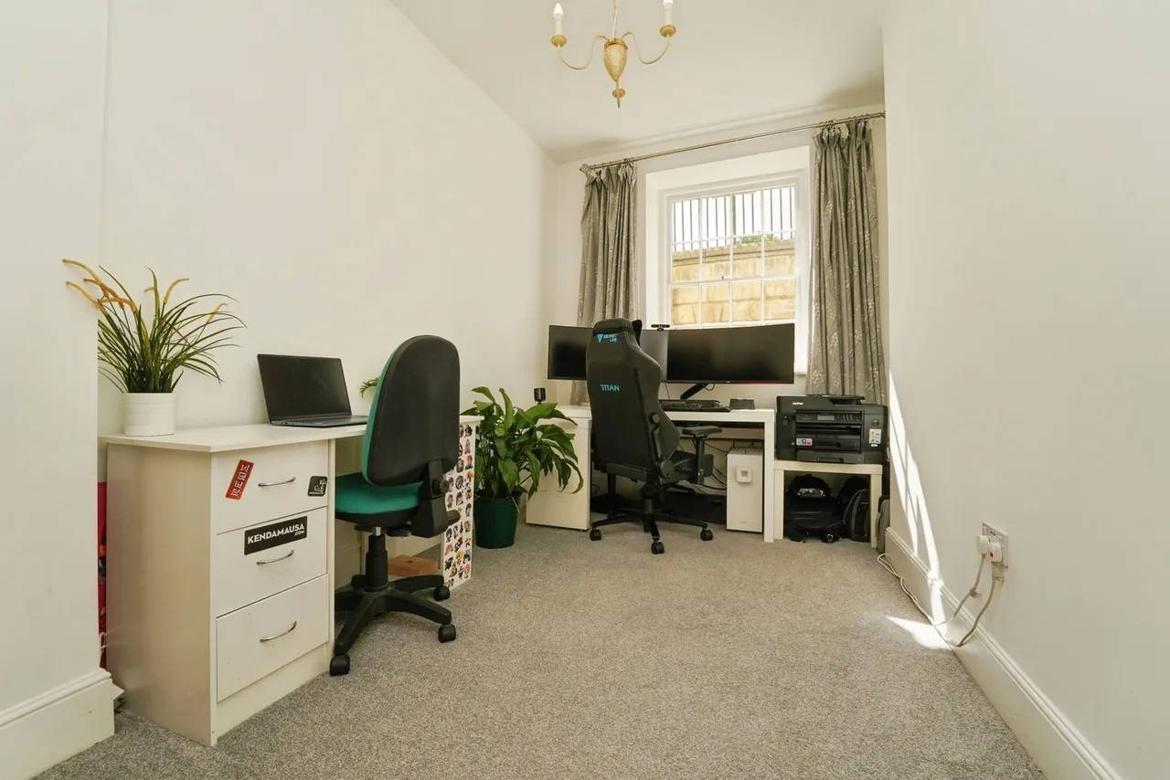 The Crescent, GLOUCESTER, Gloucestershire, GL1, photo 11
