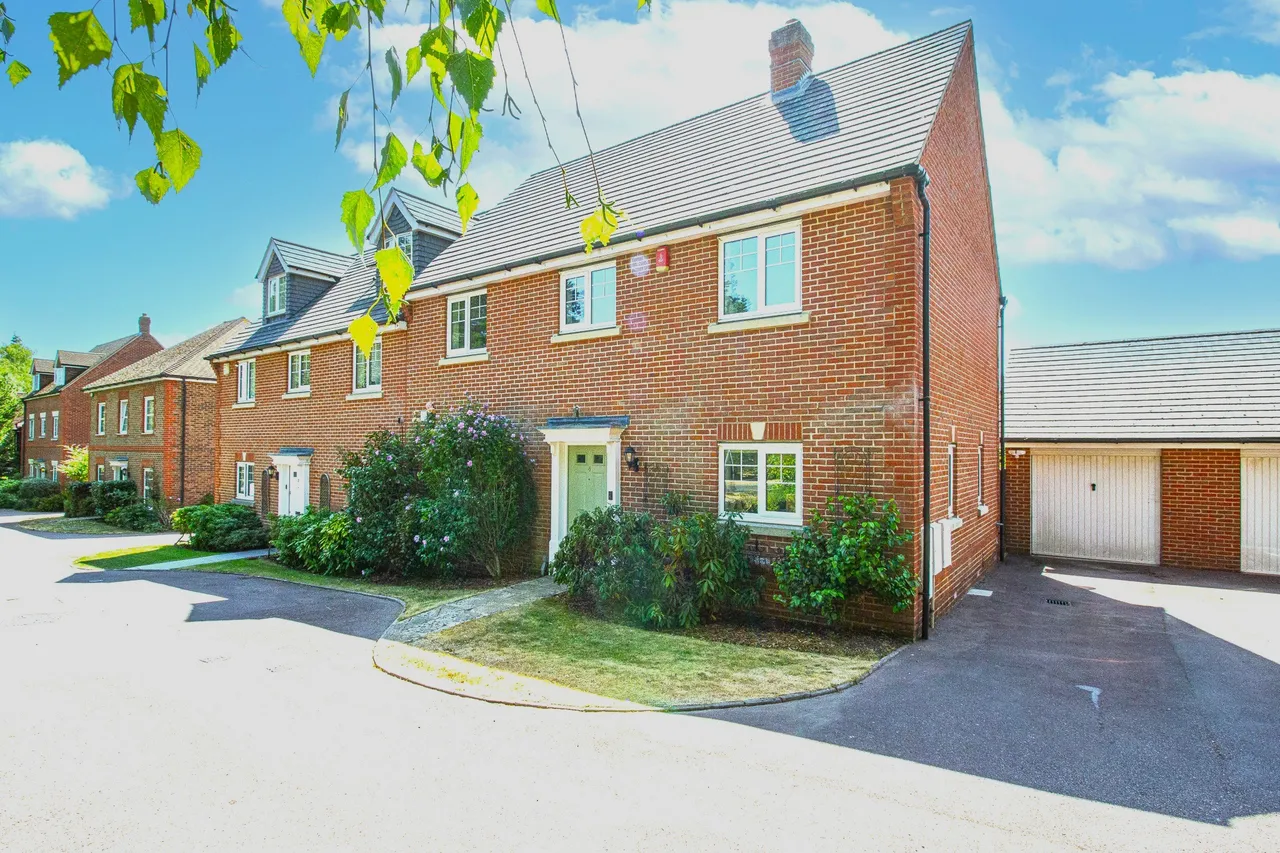 4 bed house for sale — Cawett Drive, Fleet, GU51 1HP