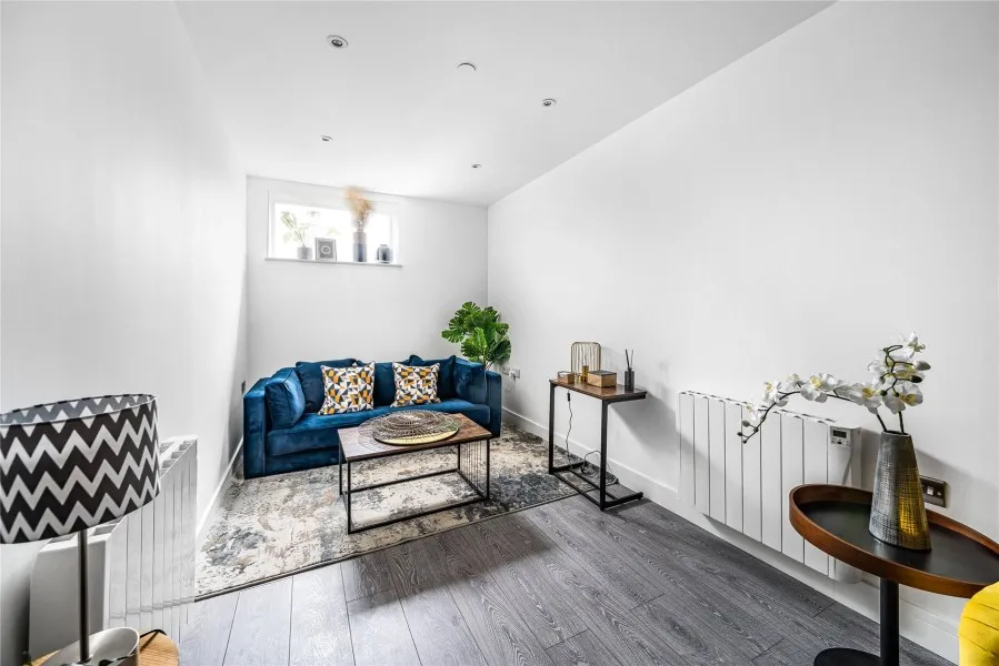 Aviv Place, Addlestone, KT15, photo 2
