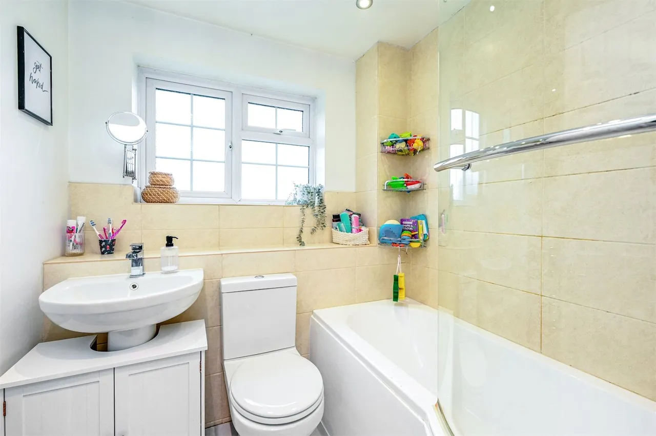 Oaktree Drive, Hook, Hampshire, RG27 9RA, photo 11