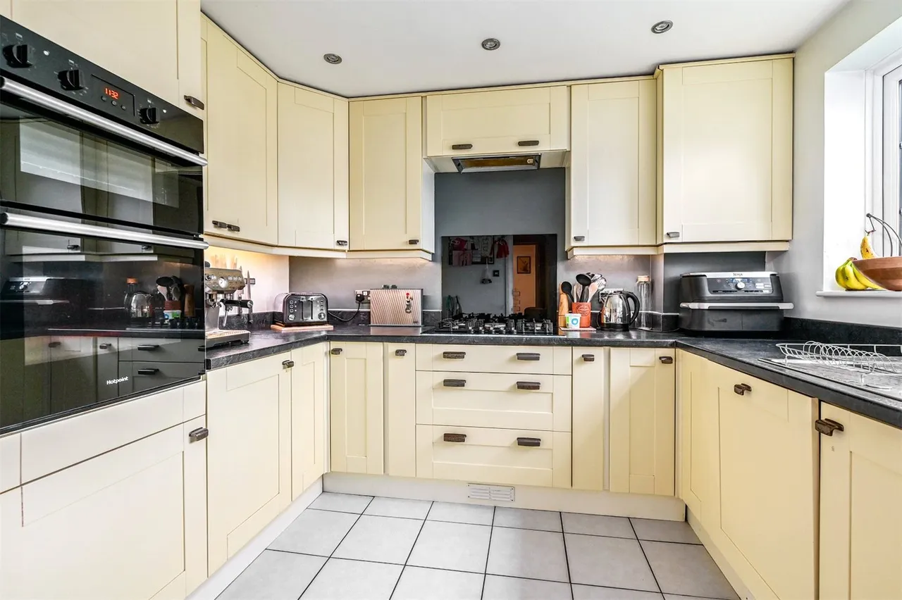 Oaktree Drive, Hook, Hampshire, RG27 9RA, photo 3