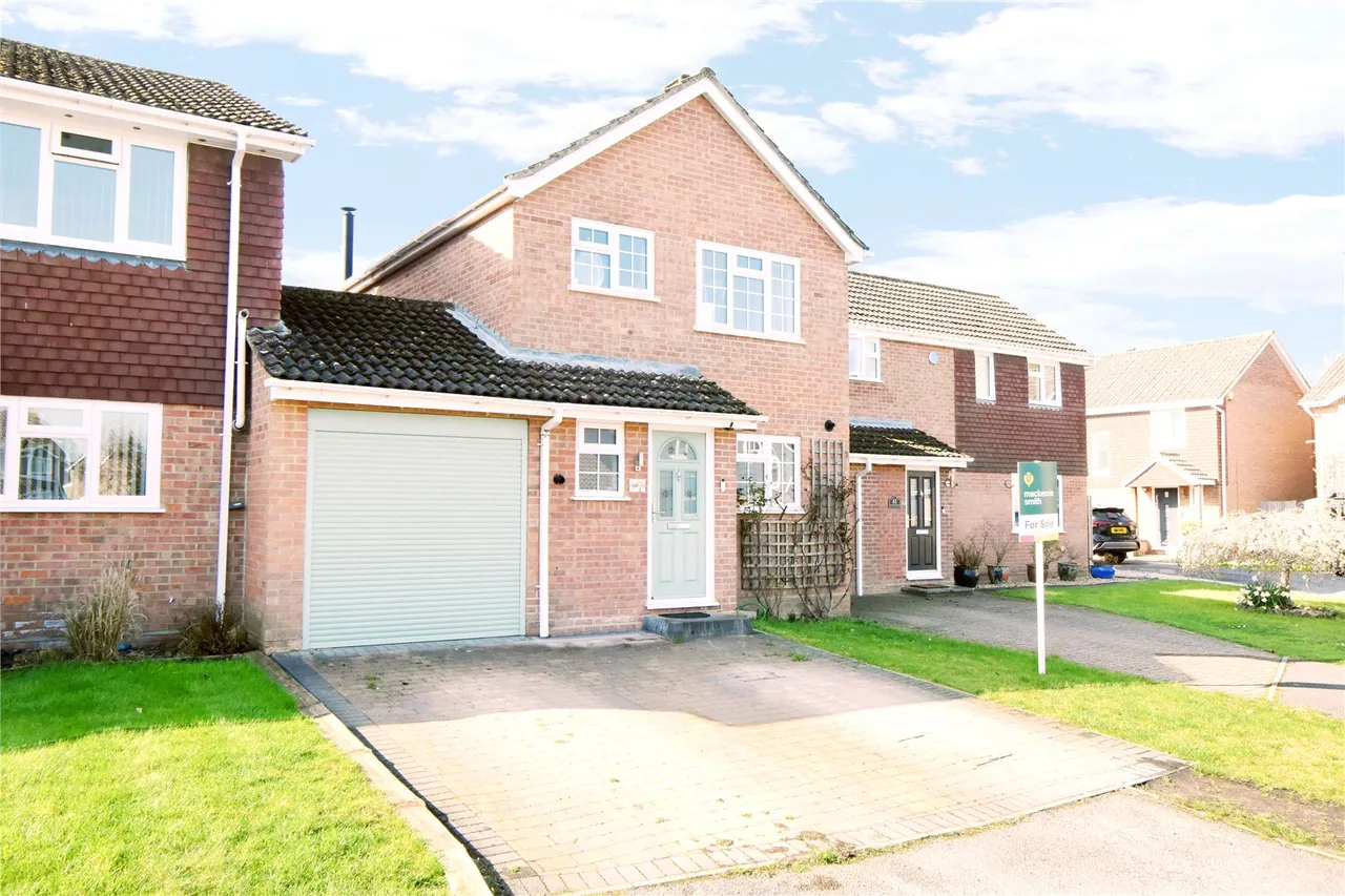 3 bed house for sale — Oaktree Drive, Hook, Hampshire, RG27 9RA