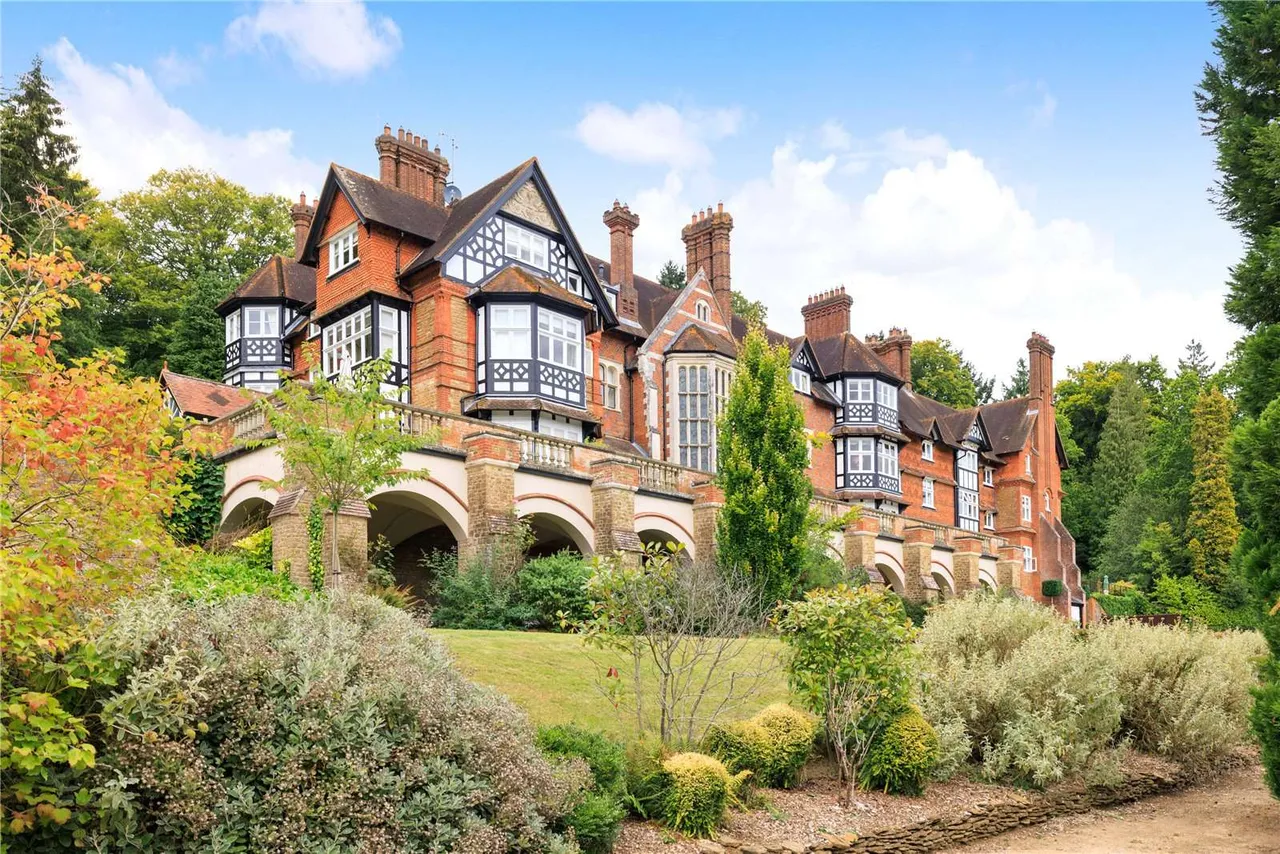 4 bed flat for sale — Snowdenham Hall, Snowdenham Lane, Bramley, Guildford, GU5 0DB