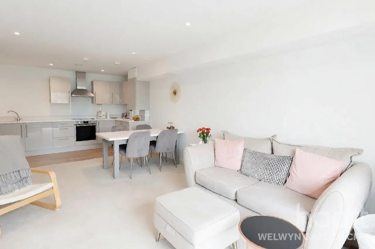2 bed flat for sale, Bessemer Road, Welwyn Garden City, AL7
