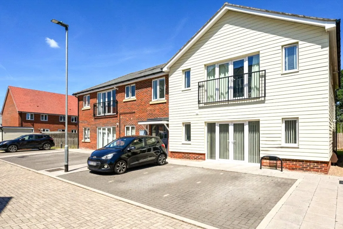 2 bed flat for sale, Woodland Glade, Mytchett, GU16