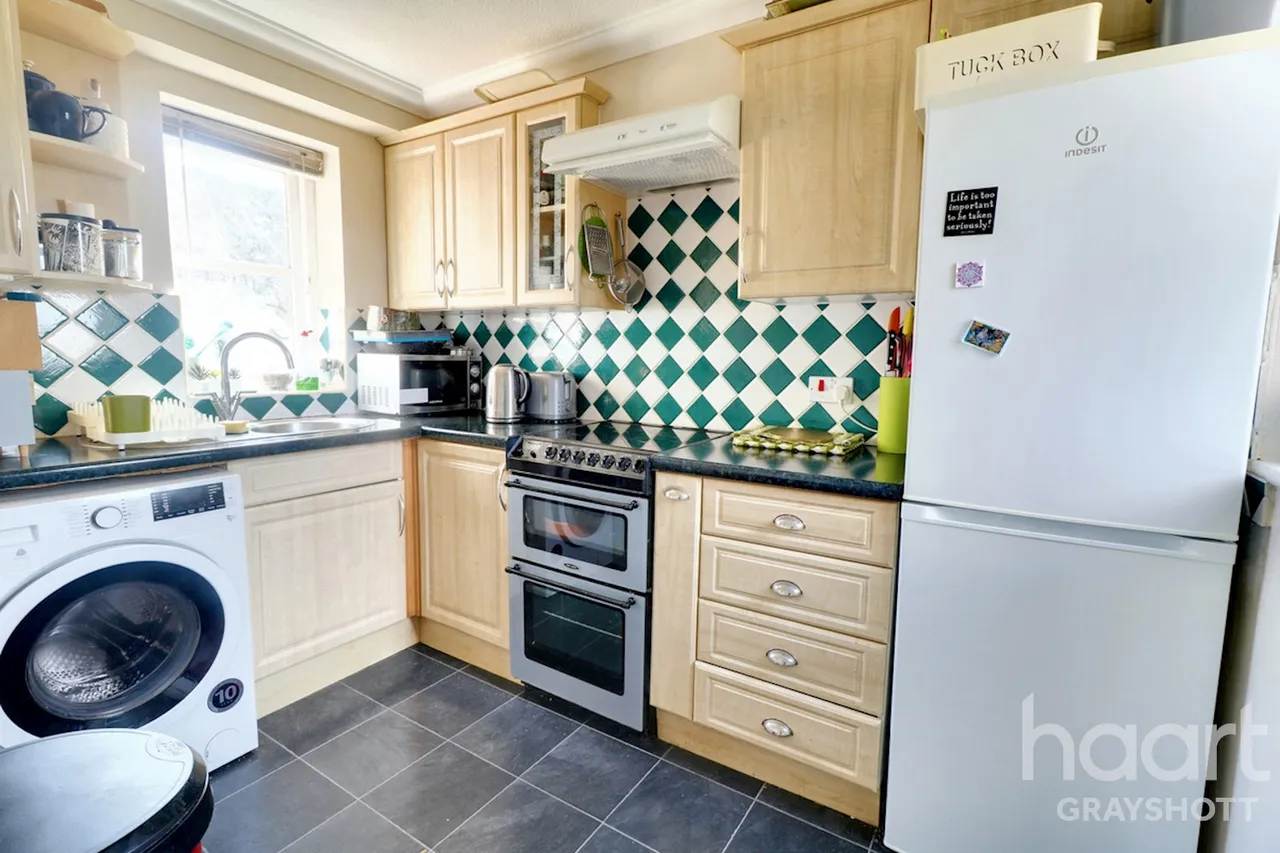 Beacon Hill Road, Hindhead, GU26, photo 2
