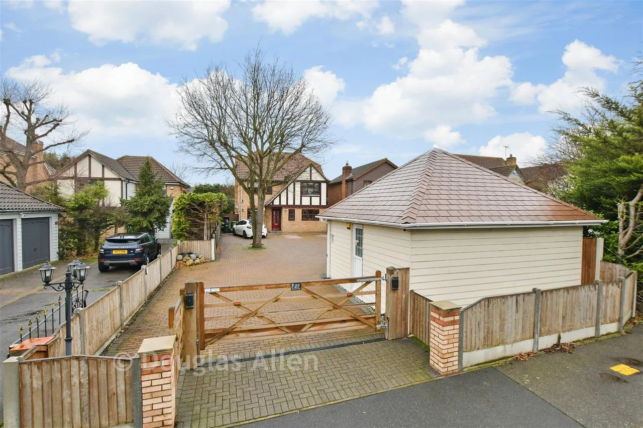 4 bed house for sale, Hornbeam Way, Laindon, SS15