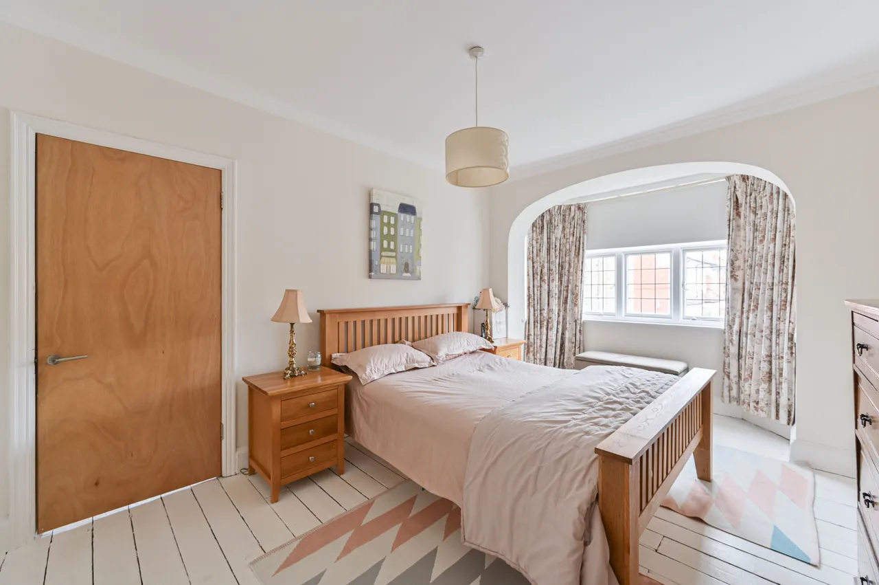 2 bed flat to rent — Flat 3, 19 Westwell Road, London