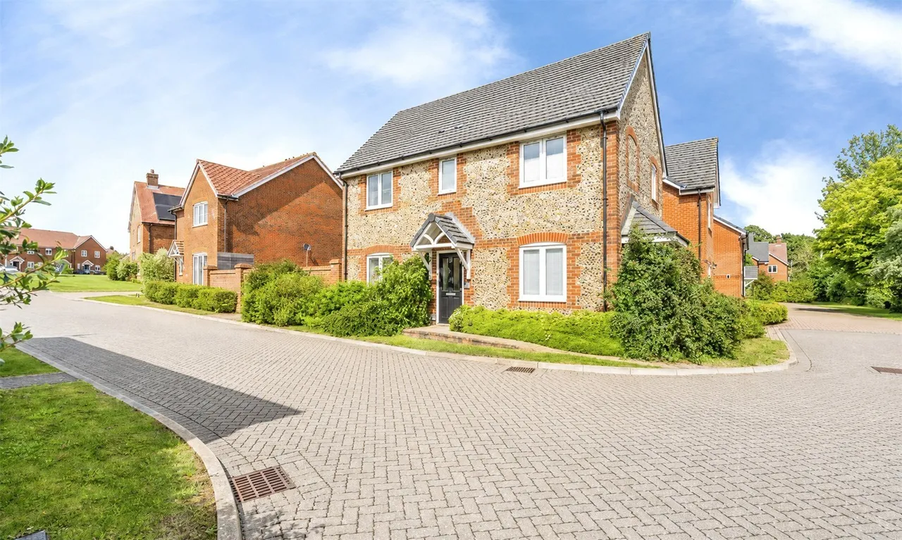 3 bed house for sale, Vespasian Close, Westhampnett, PO18