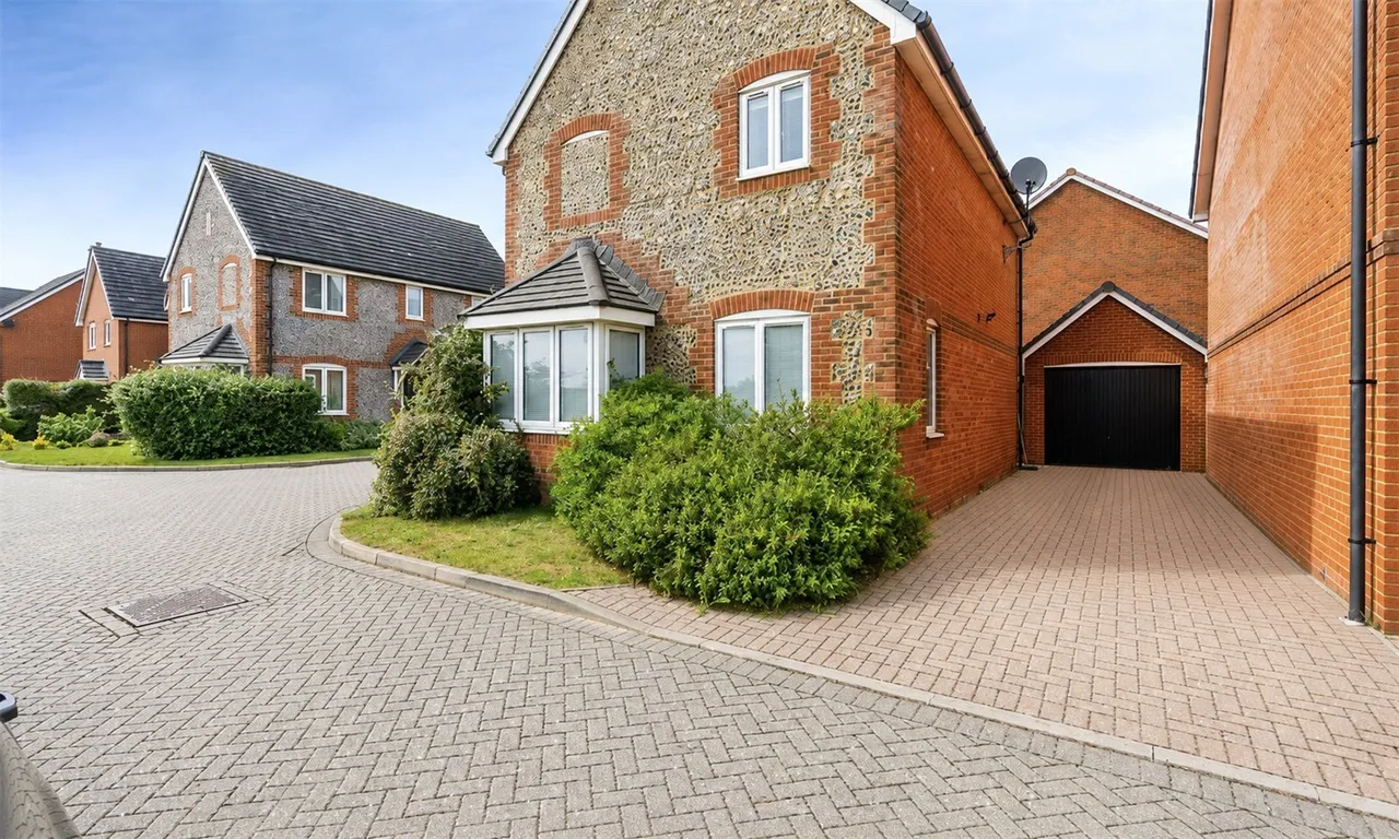 Vespasian Close, Westhampnett, PO18, photo 2