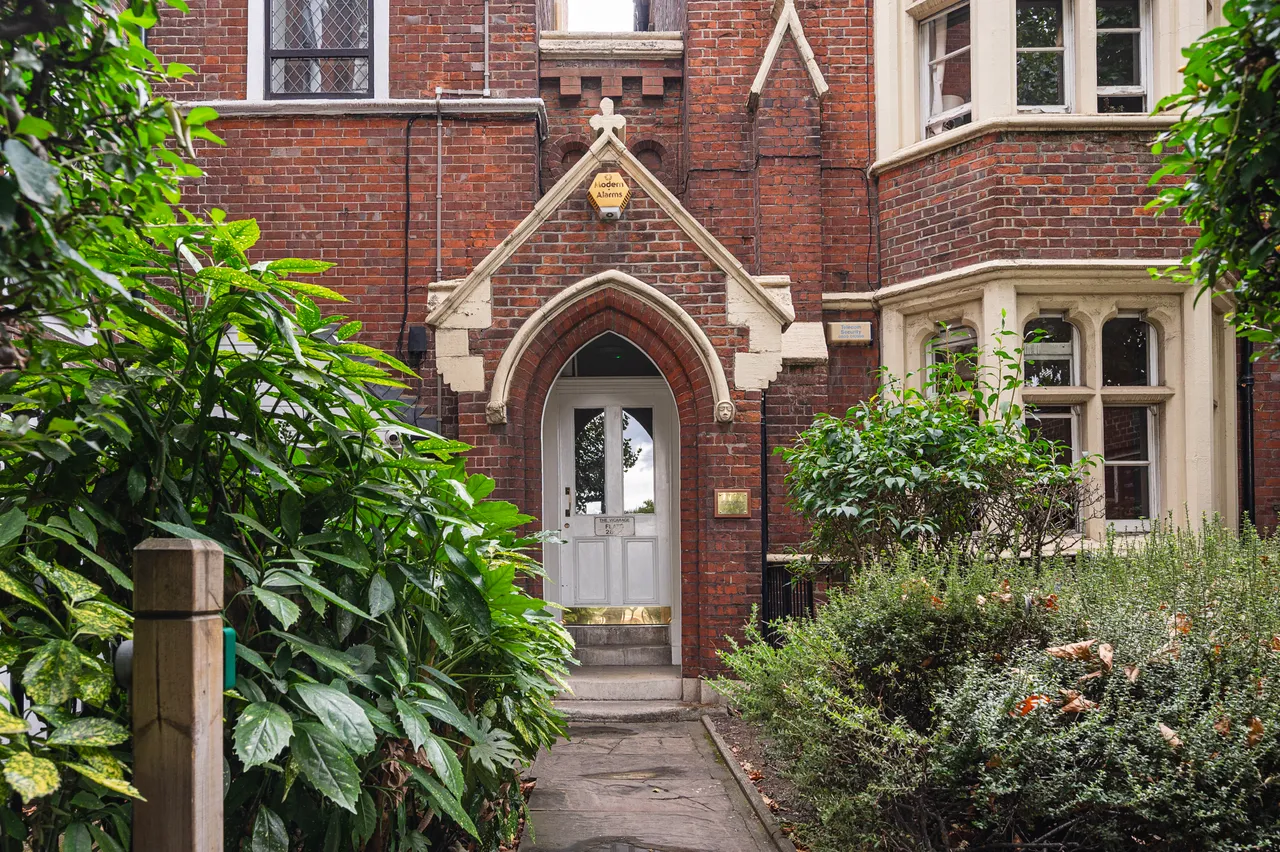 1 bed flat for sale — 28 St James Court, 331 Bethnal Green Road, London
