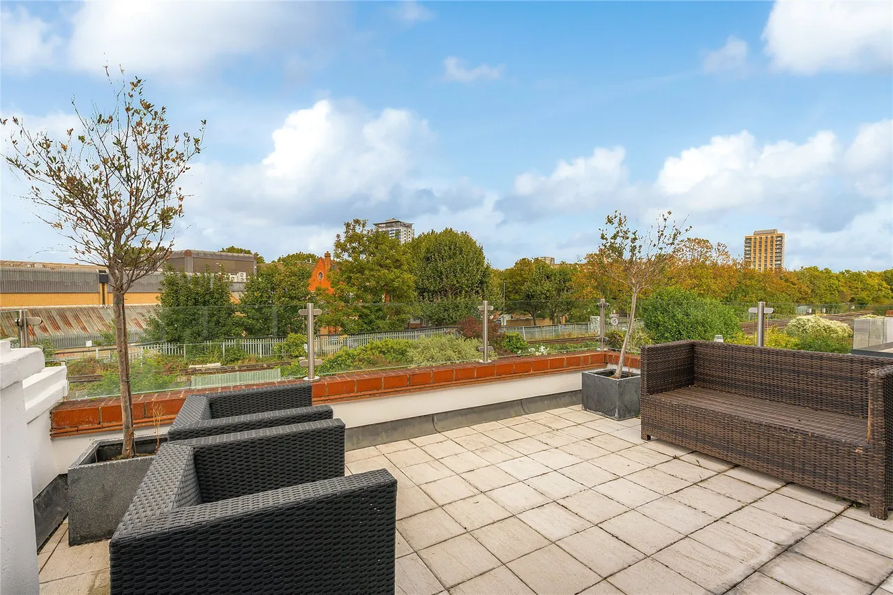 Knowsley Road, London, SW11, photo 11