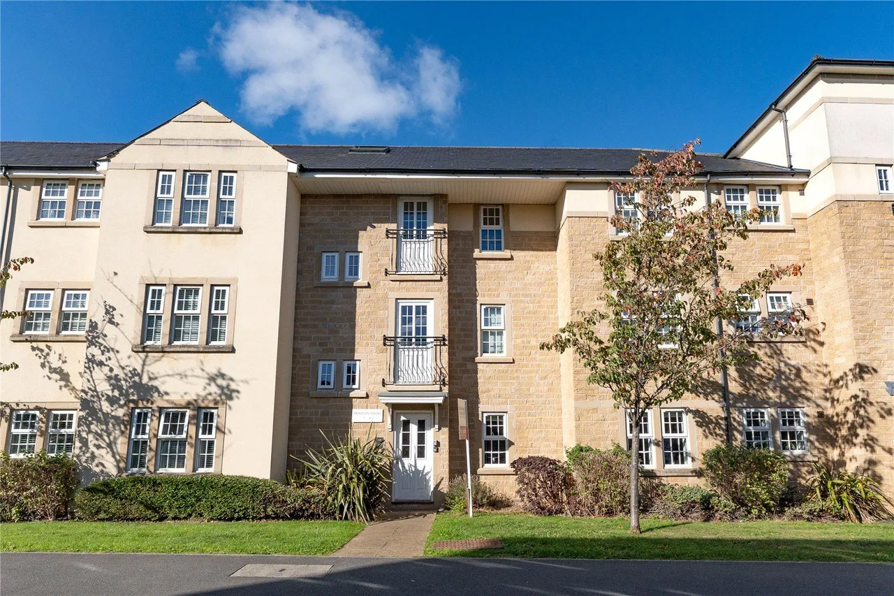 2 bed flat for sale, High Royds Drive, Menston, LS29