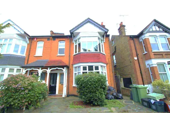 3 bed property for sale — Eastwood Road, London, E18