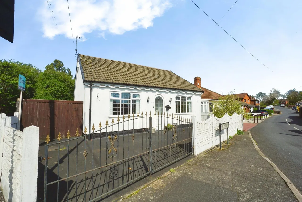 2 bed house for sale, Lane Street, Bradley, WV14