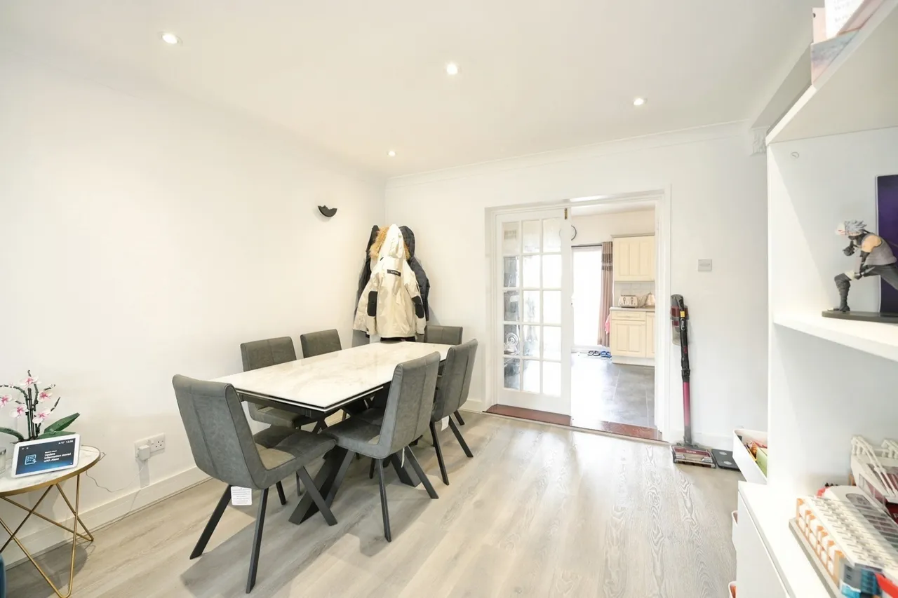 Ash Close, Collier Row, Romford, Havering, RM5, photo 8