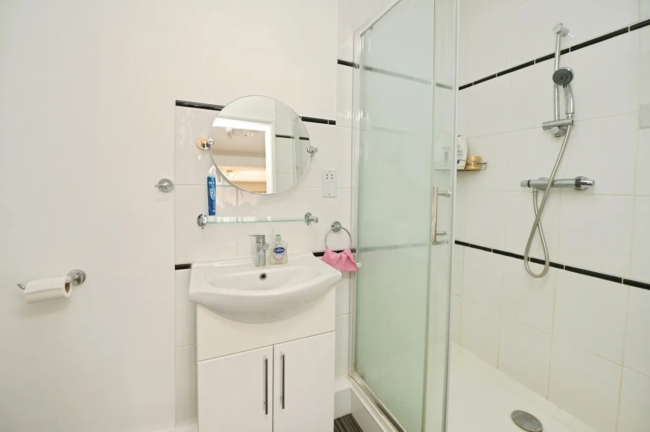 Ash Close, Collier Row, Romford, Havering, RM5, photo 11