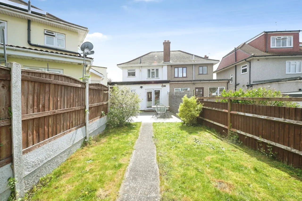 Ash Close, Collier Row, Romford, Havering, RM5, photo 2