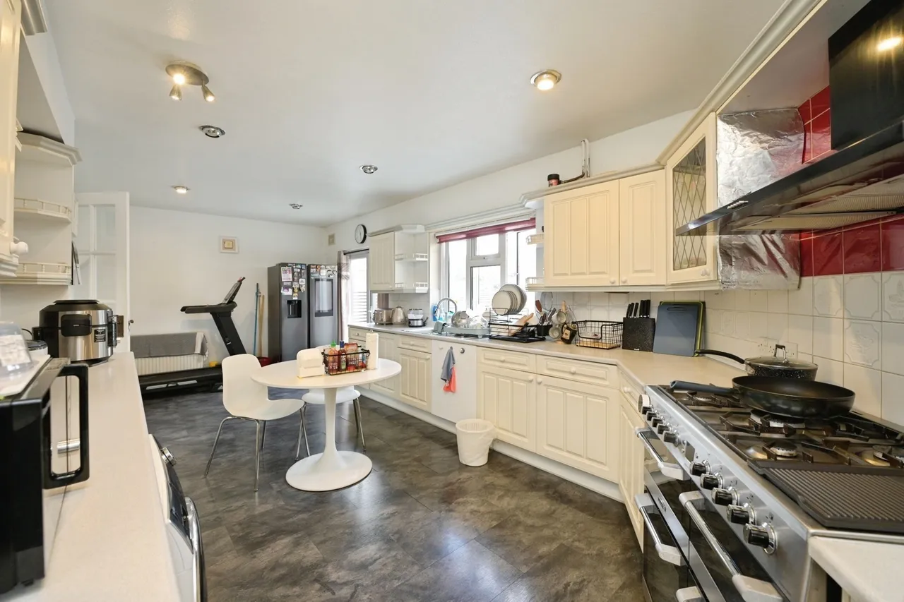 Ash Close, Collier Row, Romford, Havering, RM5, photo 5