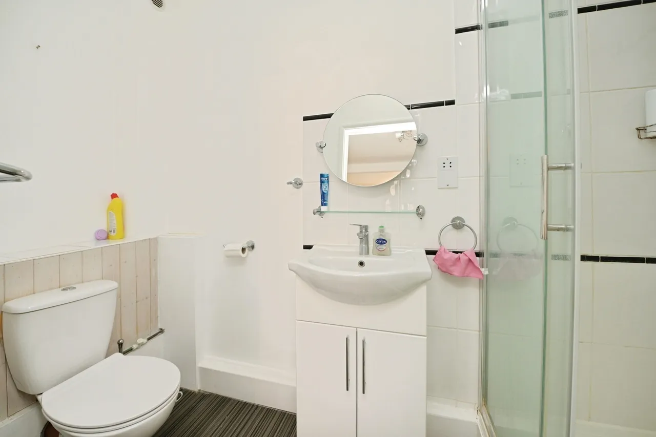 Ash Close, Collier Row, Romford, Havering, RM5, photo 12