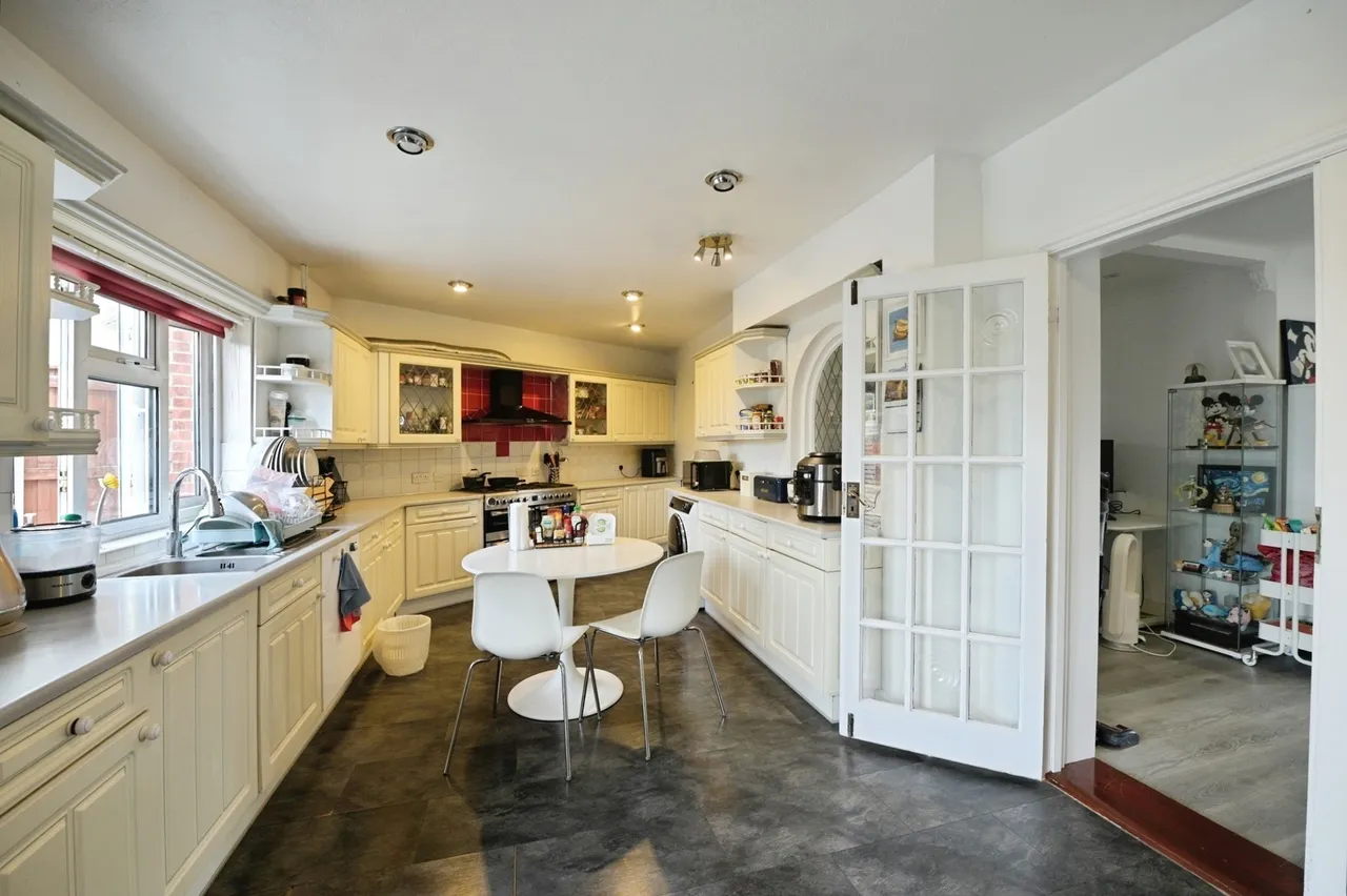 Ash Close, Collier Row, Romford, Havering, RM5, photo 3