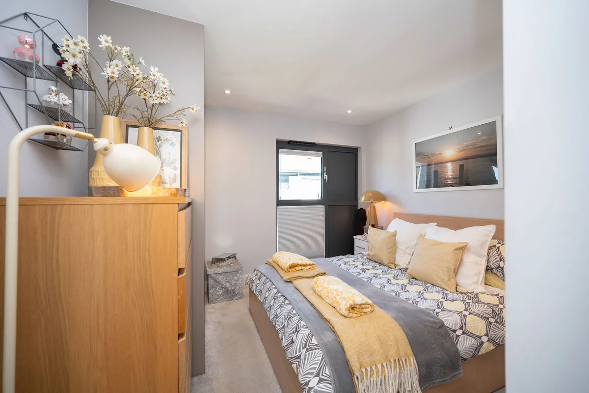 Horsham, RH13, photo 9