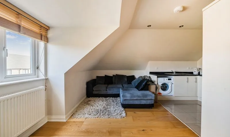Vernon Close, Servalan Court, KT19, photo 4
