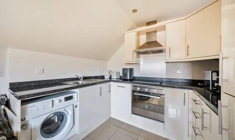 Vernon Close, Servalan Court, KT19, photo 2