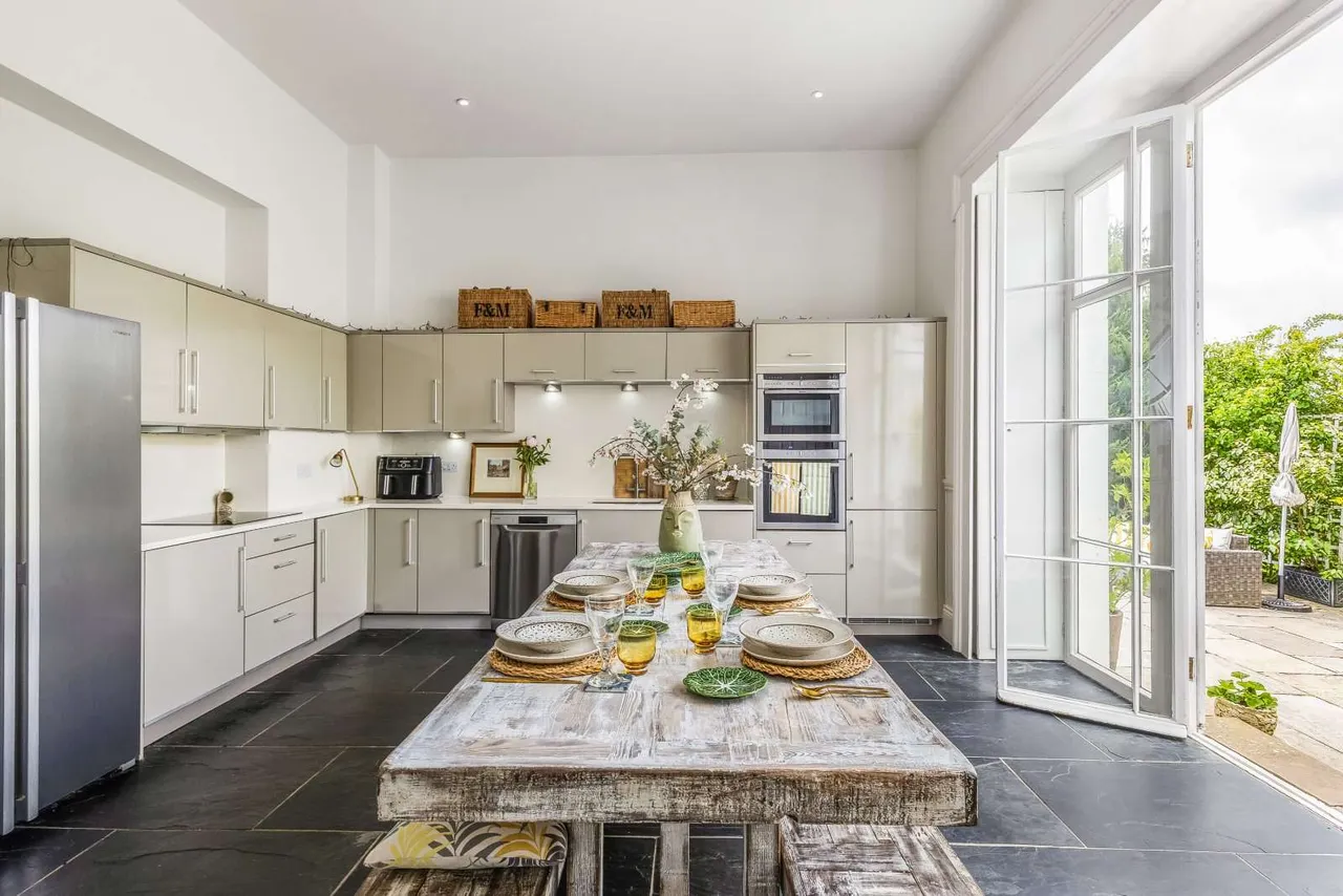 Froyle House, Upper Froyle, Alton, Hampshire, GU34 4JX, photo 5