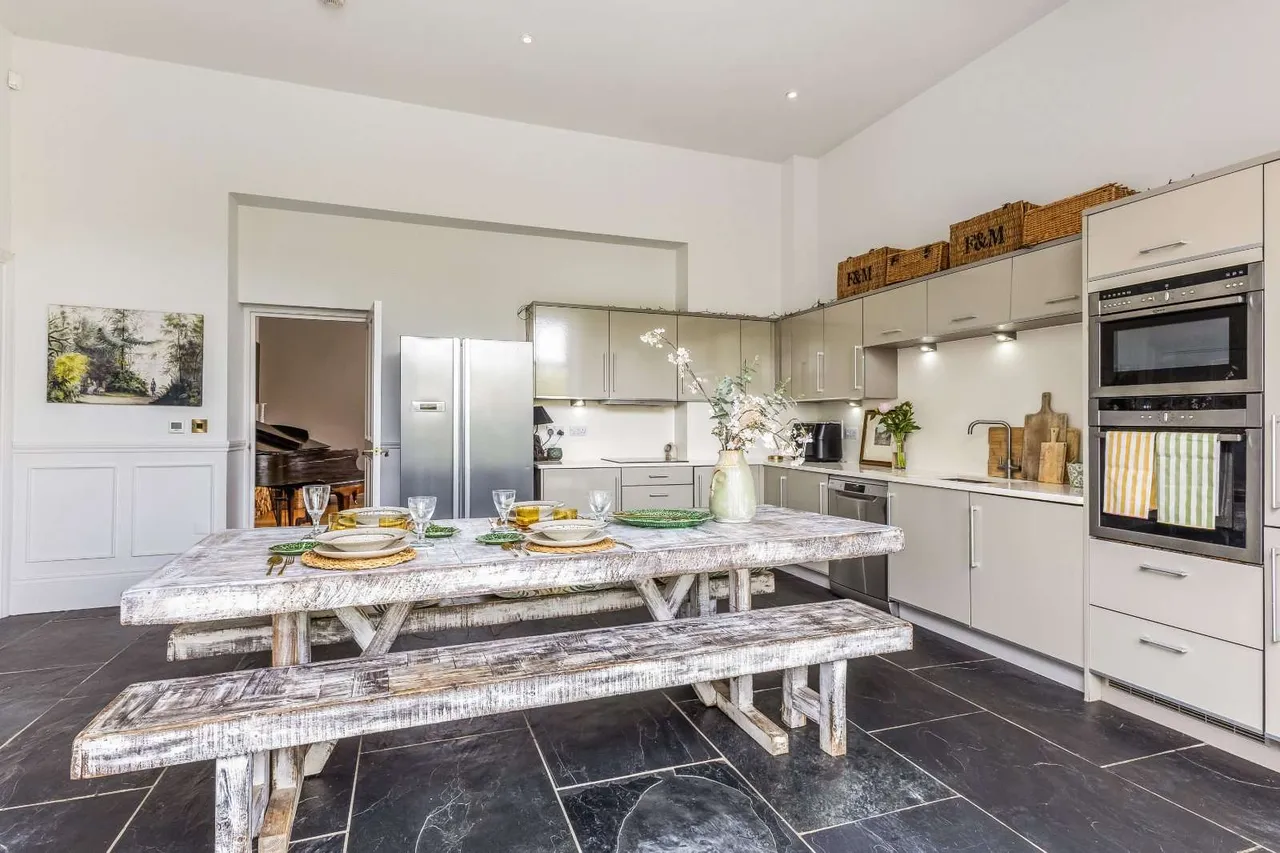Froyle House, Upper Froyle, Alton, Hampshire, GU34 4JX, photo 6